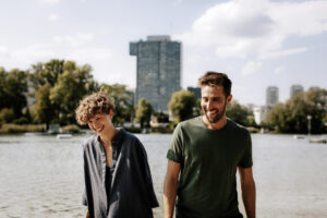 Ein Pärchen geht an der Donau in Wien zum Valentinstags spazieren.