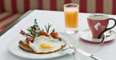 Im Restaurant des Hotels ist ein Tisch mit Amerikanischem Frühstück angerichtet
