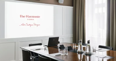 Konferenzraum im The Harmonie Vienna mit Meeting Tisch, Leinwand und Beamer