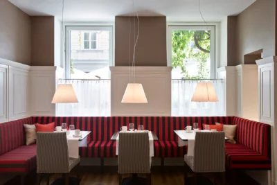 Das Restaurant des Hotels besticht durch seine gestreiften Details auf den Stühlen