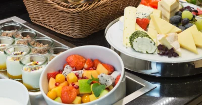 Das Frühstücksbuffet im Hotel Harmonie mit Käse, Obst, Jogurt und Brötchen