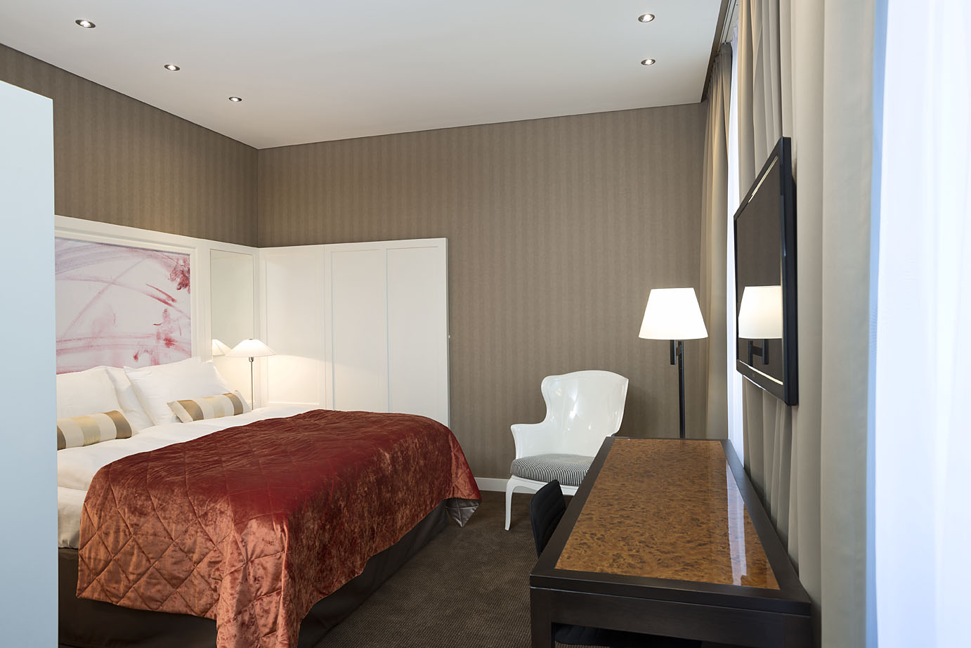 Das Zimmer im Hotel Wien Zentrum mit Doppelbett, Kommode und Fernsehen 