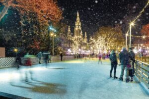 Eine Eisfläche und Menschen, die Schlittschuhfahren zum Valentinstag in Wien.
