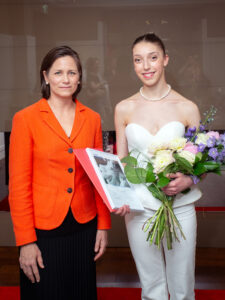 Bild von der Verleihung des Förderpreises mit der Preisträgerin und Sonja Wimmer